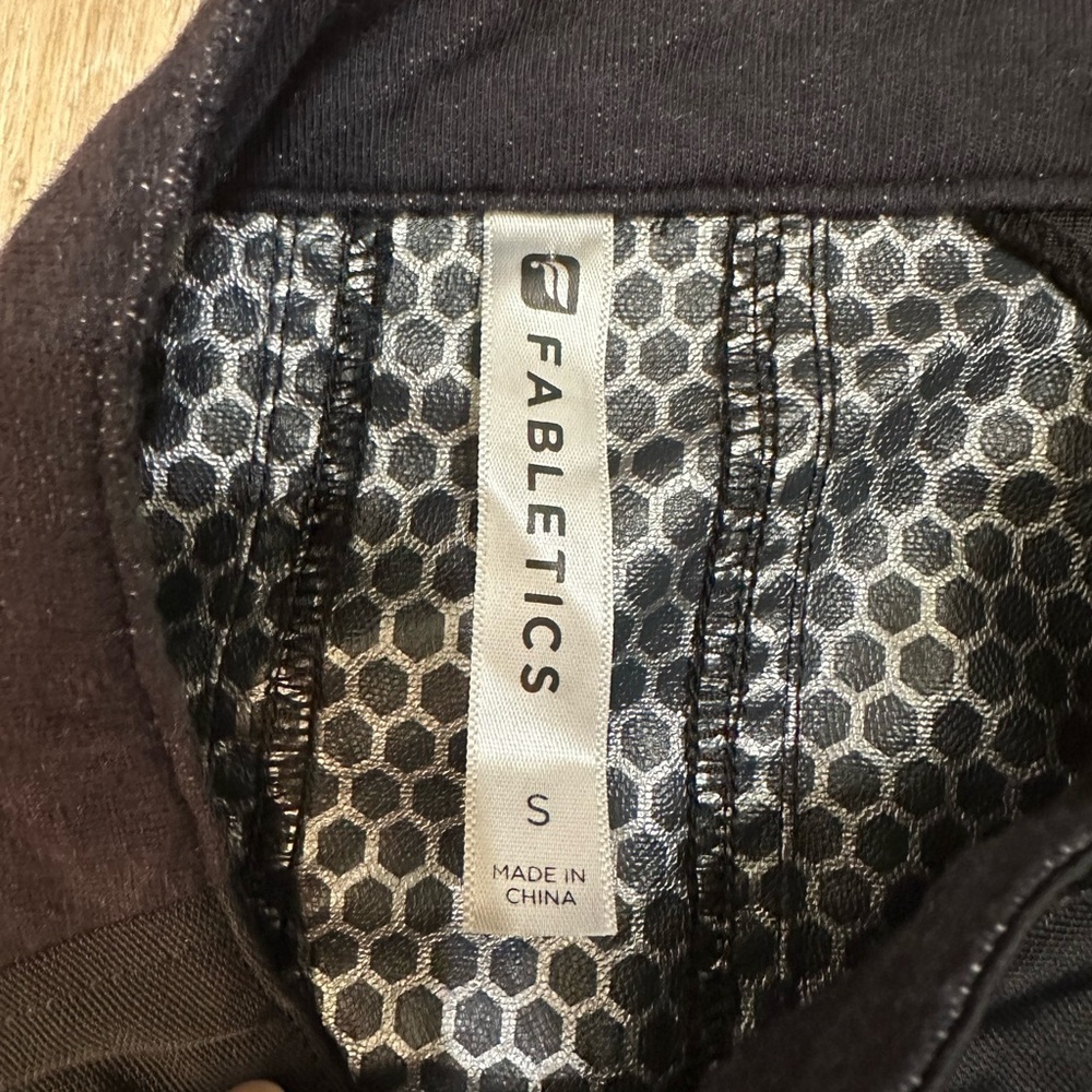 đď¸ Fabletics VEST great condition. - Picture 2 of 10